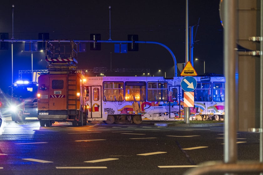 Tramwaj nr 10 wjechał w bok autobusu nr 107. Cztery osoby są lekko ranne